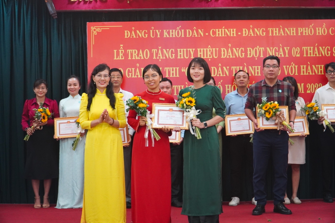 TP HCM: Nhiều đảng viên nhận Huy hiệu 50 năm tuổi Đảng thuộc khối Dân - Chính - Đảng