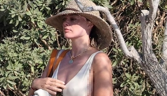 “Bông hồng” Margot Robbie gợi cảm với áo tắm