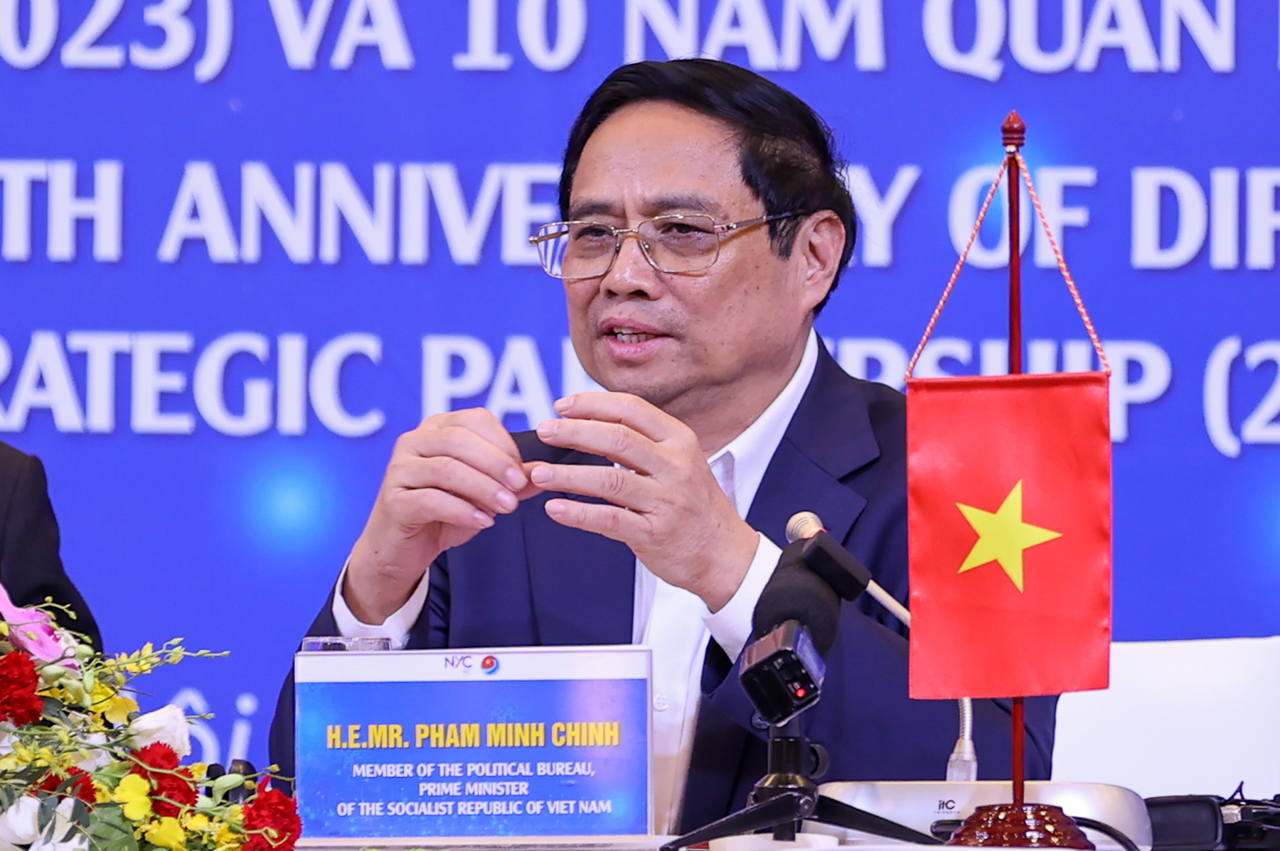 Thủ tướng Phạm Minh Ch&iacute;nh v&agrave; Thủ tướng L&yacute; Hiển Long đối thoại với c&aacute;c l&atilde;nh đạo trẻ - Ảnh 4.