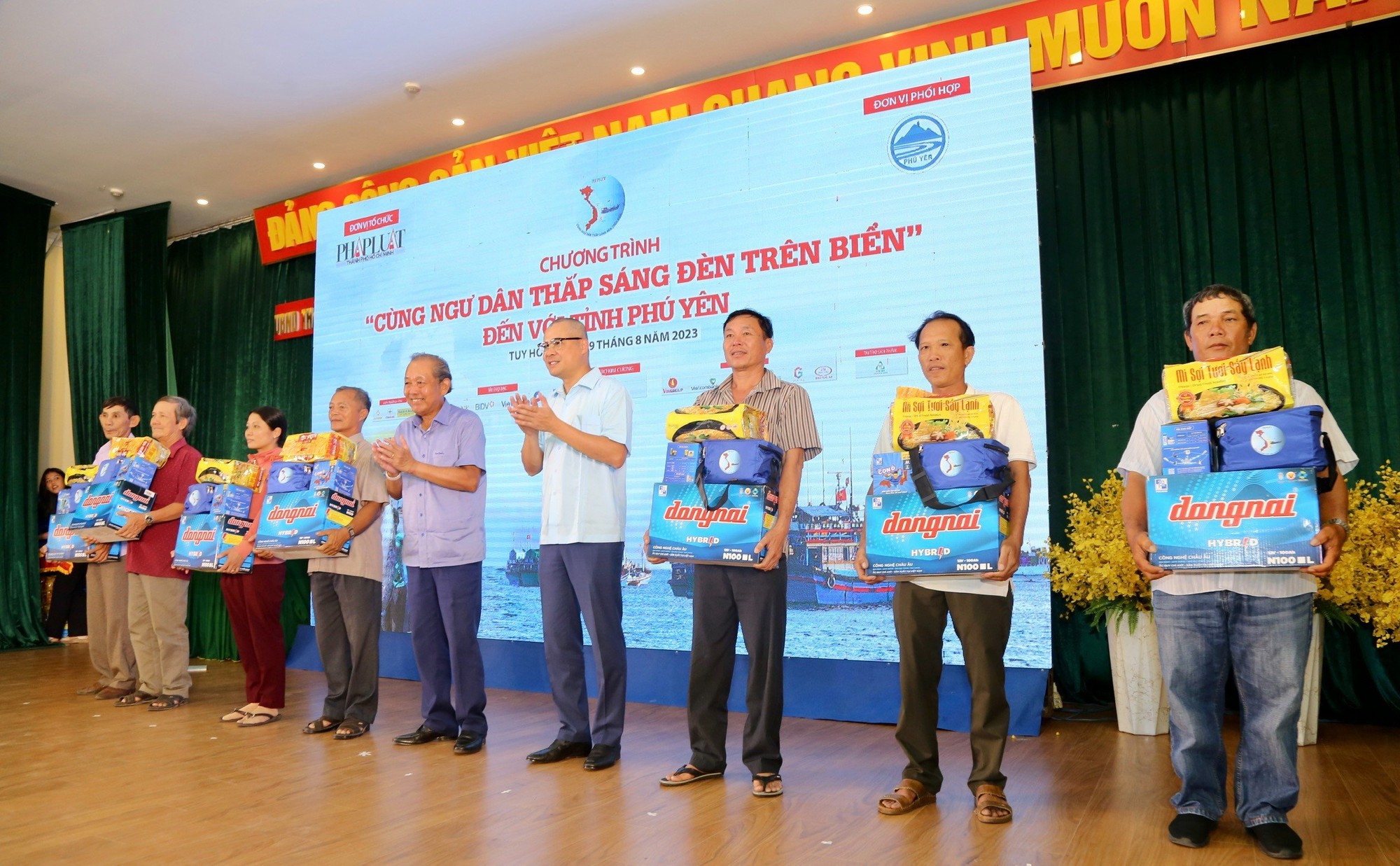 Gỡ kh&oacute; cho ngư d&acirc;n Ph&uacute; Y&ecirc;n - Ảnh 10.