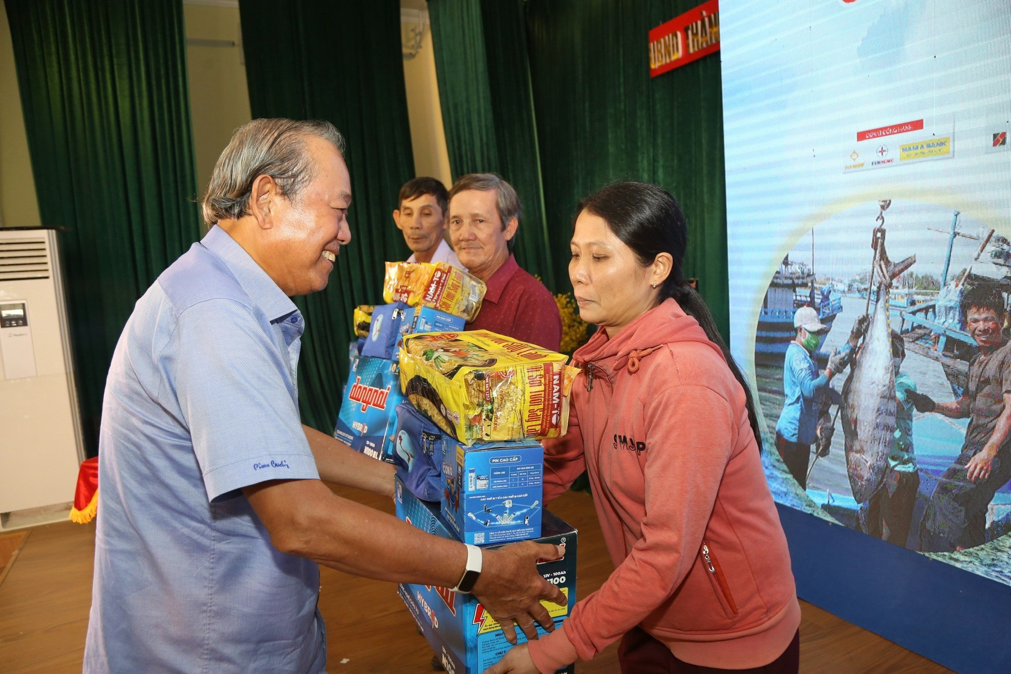Gỡ kh&oacute; cho ngư d&acirc;n Ph&uacute; Y&ecirc;n - Ảnh 1.