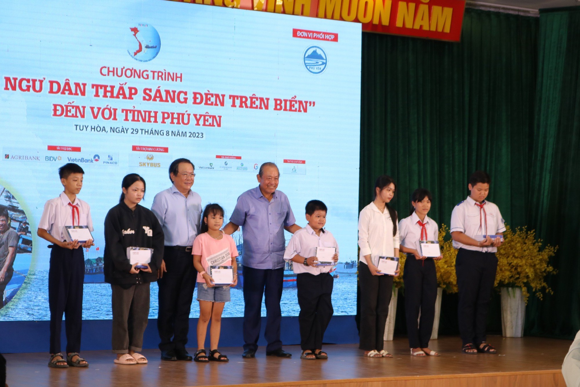 Gỡ kh&oacute; cho ngư d&acirc;n Ph&uacute; Y&ecirc;n - Ảnh 8.