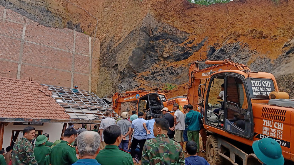 Sạt lở v&ugrave;i lấp căn nh&agrave;, chồng tử vong, vợ may mắn tho&aacute;t nạn - Ảnh 1.