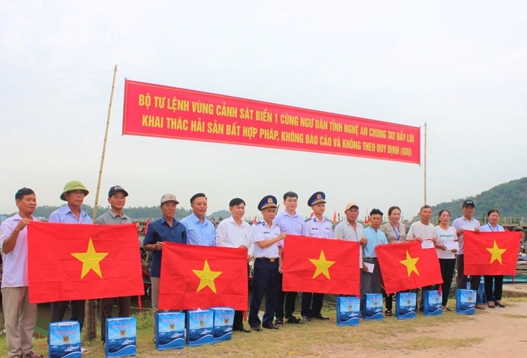 Cảnh sát biển Việt Nam tổ chức nhiều hoạt động đồng hành với ngư dân