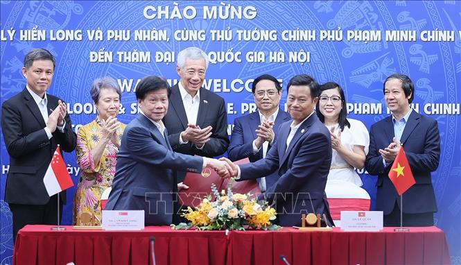Thủ tướng Việt Nam-Singapore và Phu nhân ăn cơm cùng sinh viên tại căng-tin - Ảnh 5.