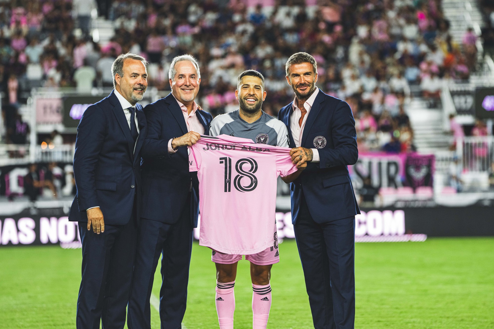 Messi lập c&uacute; đ&uacute;p trong ng&agrave;y Jordi Alba ra mắt Inter Miami - Ảnh 4.