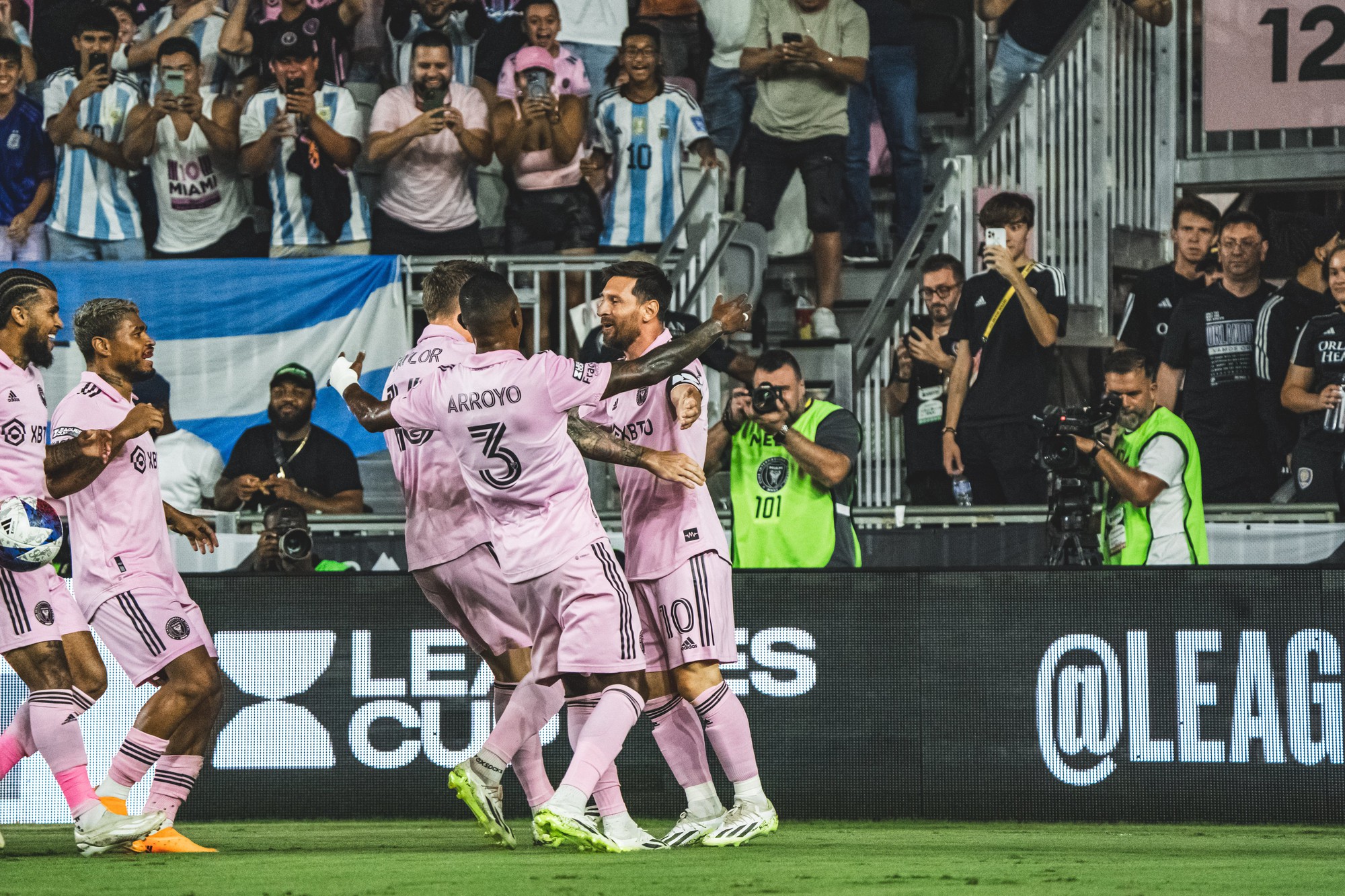 Messi lập c&uacute; đ&uacute;p trong ng&agrave;y Jordi Alba ra mắt Inter Miami - Ảnh 2.