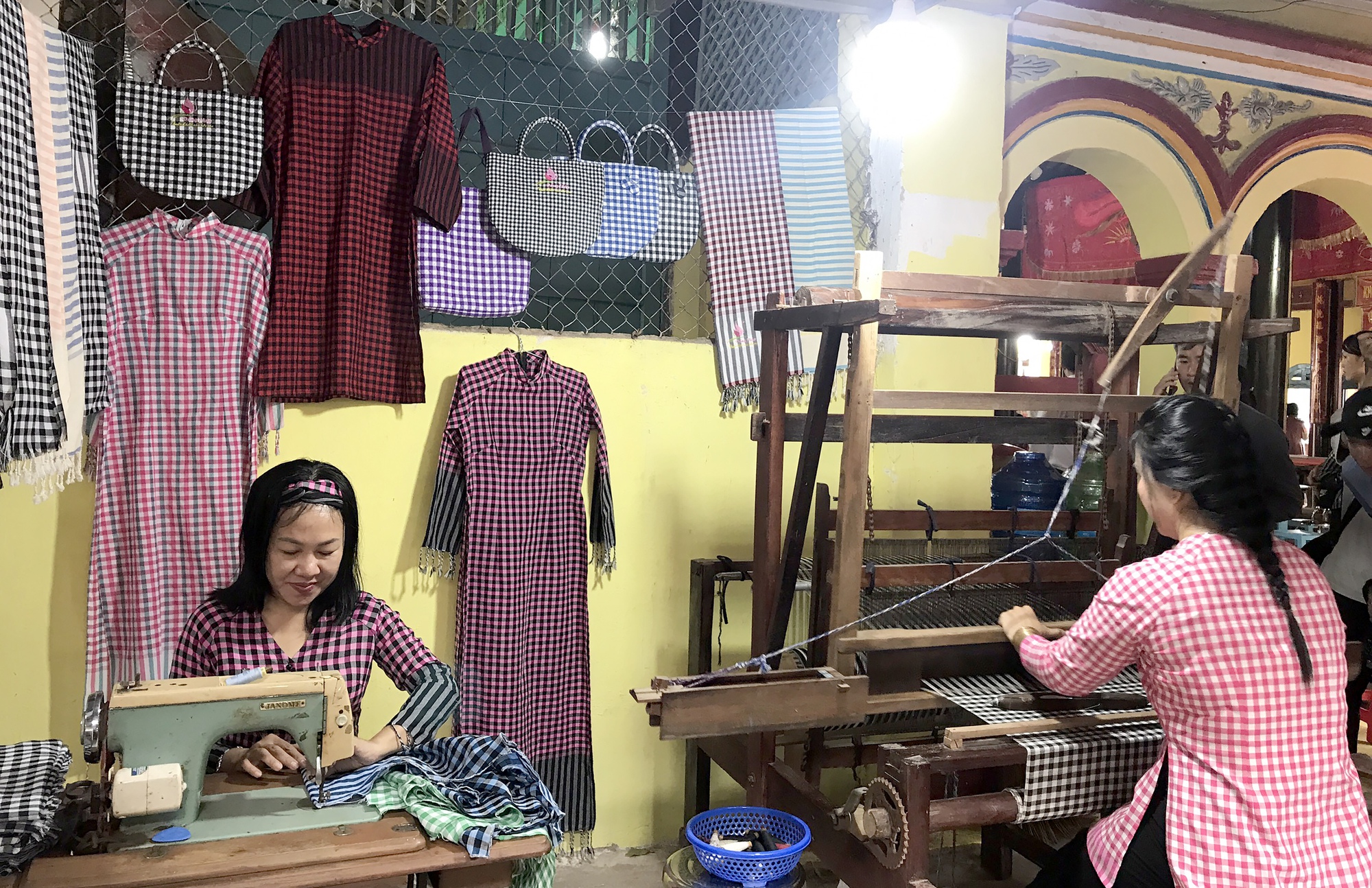 Tôn vinh nghề dệt choàng ở Đồng Tháp