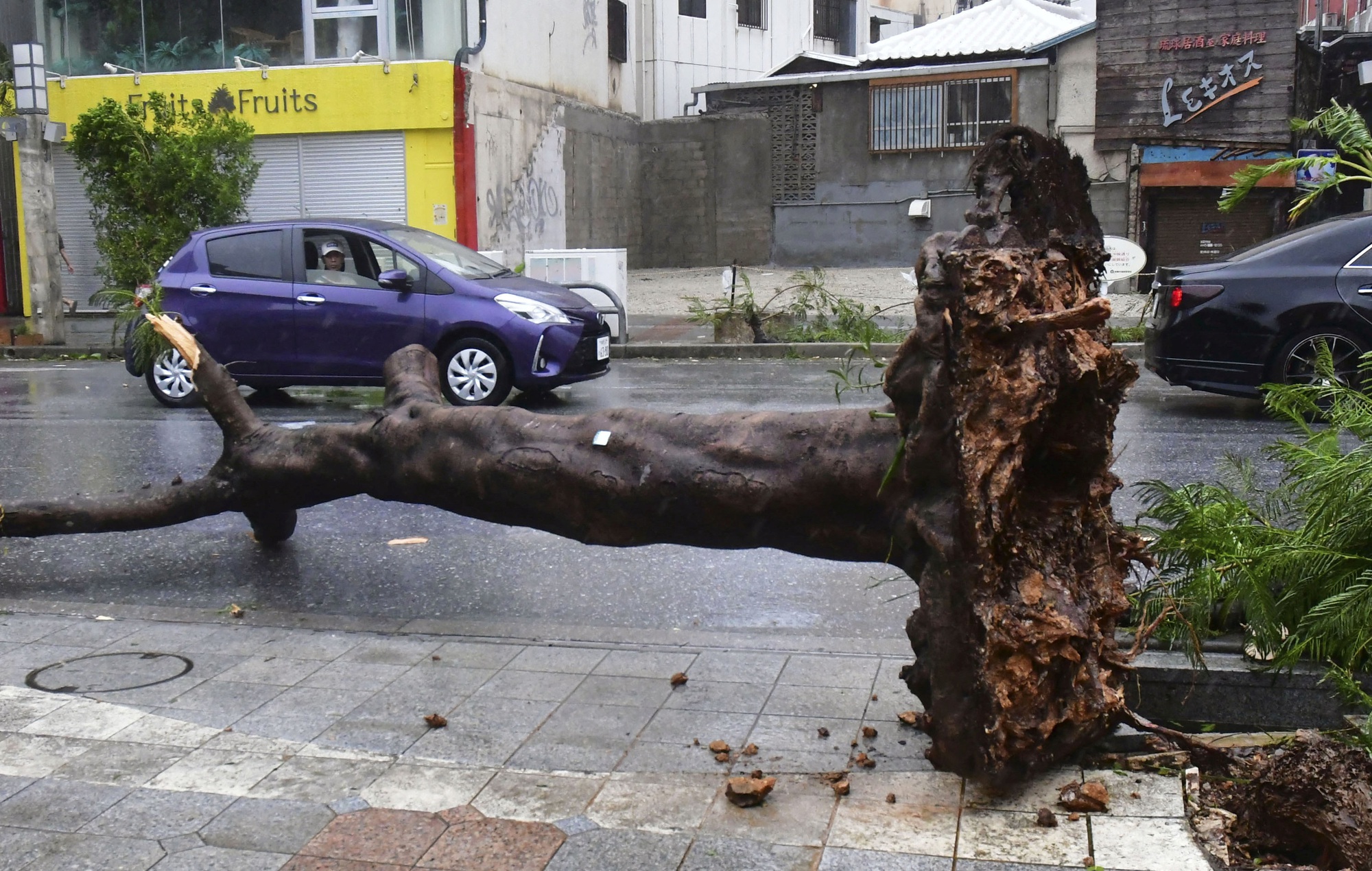 Bão Khanun di chuyển khó lường