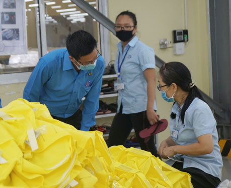 Hợp sức vượt khó