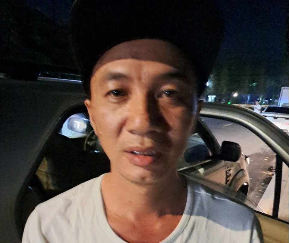 Chém vợ cũ gần đứt chân, con trai vào can cũng bị chém