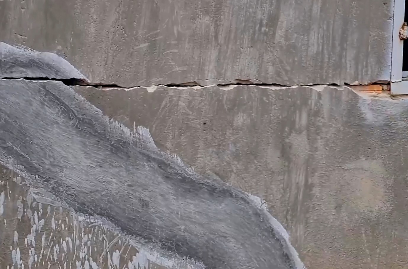 L&acirc;m Đồng: Cận cảnh những vết nứt nguy hiểm tại dự &aacute;n hồ chứa nước Đ&ocirc;ng Thanh - Ảnh 10.