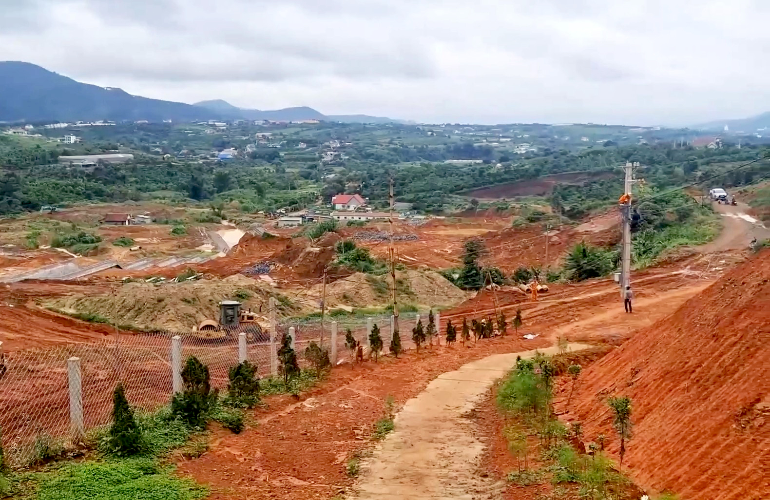 L&acirc;m Đồng: Cận cảnh những vết nứt nguy hiểm tại dự &aacute;n hồ chứa nước Đ&ocirc;ng Thanh - Ảnh 2.