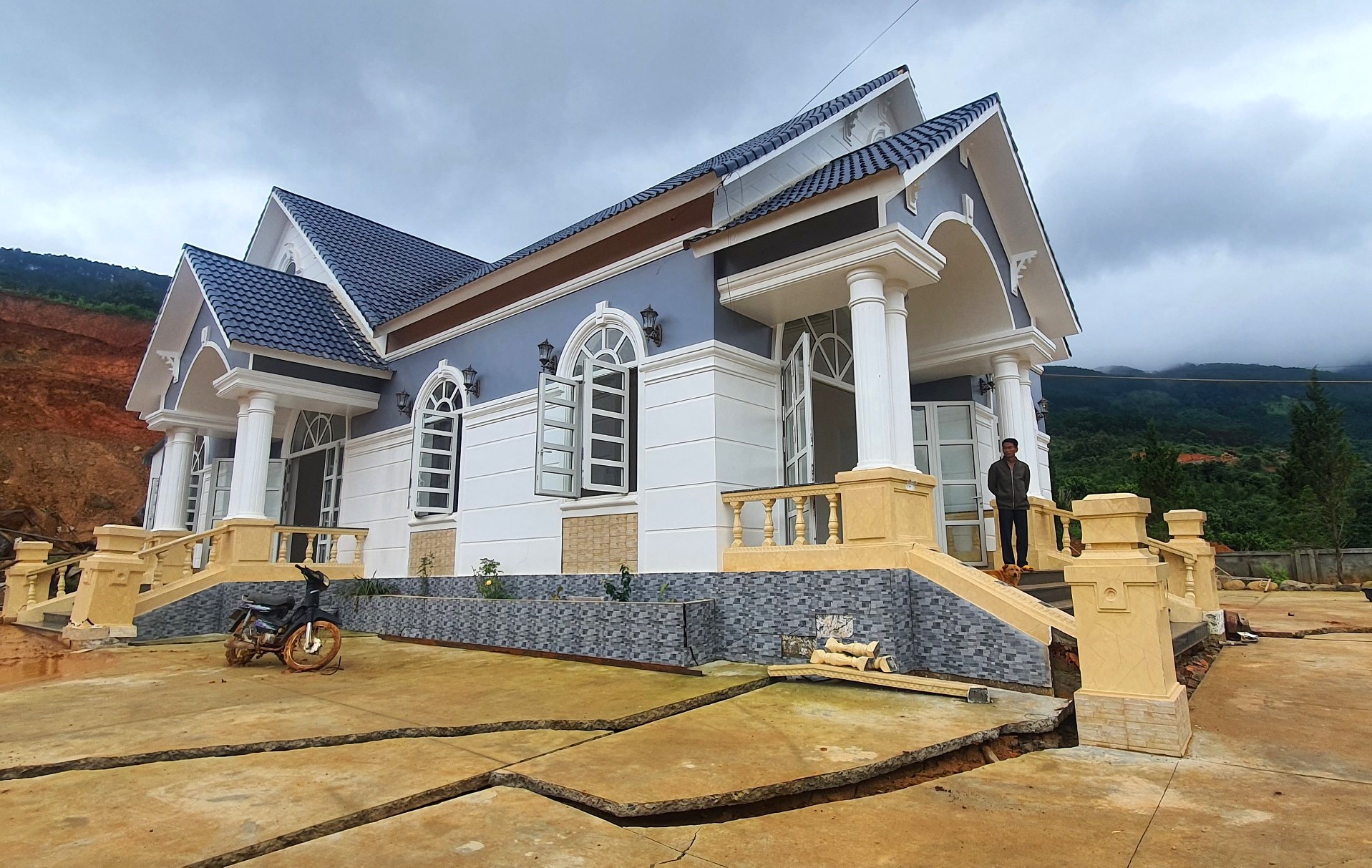 L&acirc;m Đồng: Cận cảnh những vết nứt nguy hiểm tại dự &aacute;n hồ chứa nước Đ&ocirc;ng Thanh - Ảnh 5.
