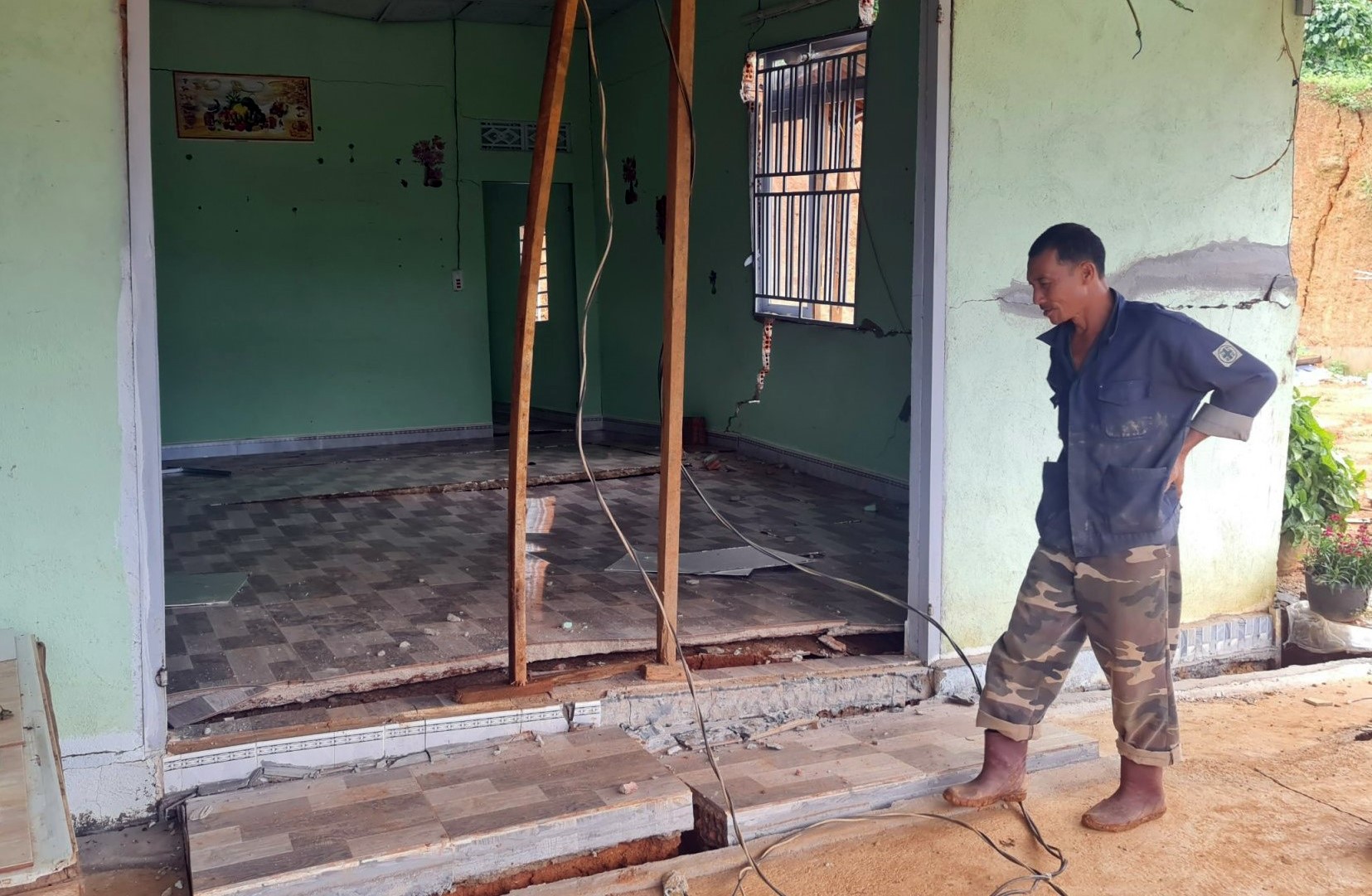 L&acirc;m Đồng: Cận cảnh những vết nứt nguy hiểm tại dự &aacute;n hồ chứa nước Đ&ocirc;ng Thanh - Ảnh 8.