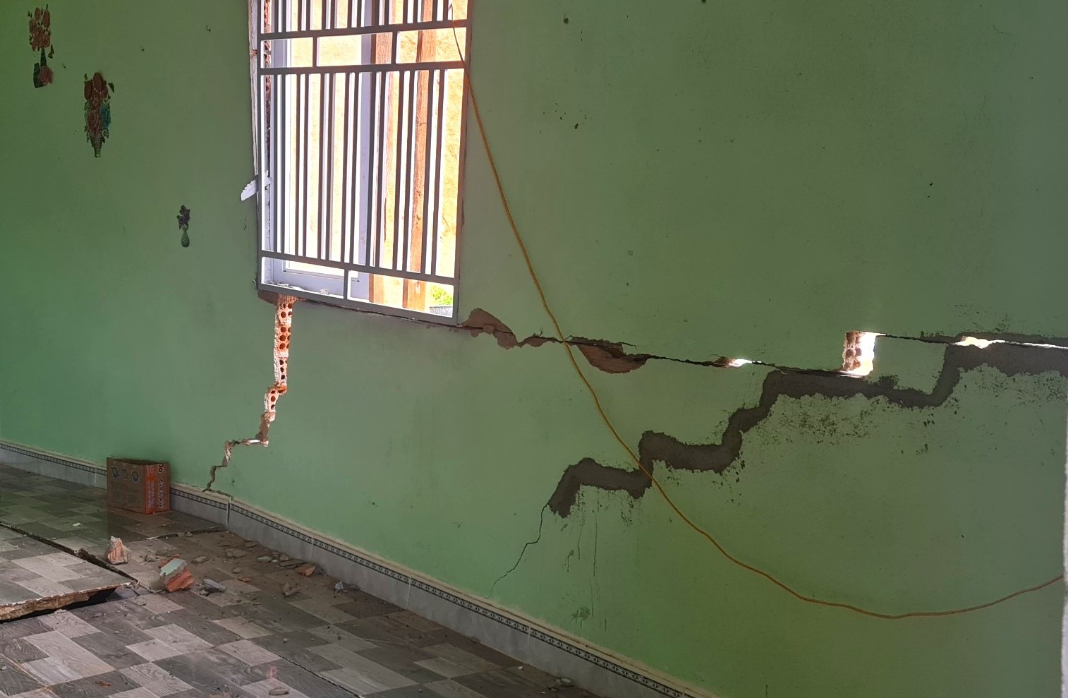 L&acirc;m Đồng: Cận cảnh những vết nứt nguy hiểm tại dự &aacute;n hồ chứa nước Đ&ocirc;ng Thanh - Ảnh 9.