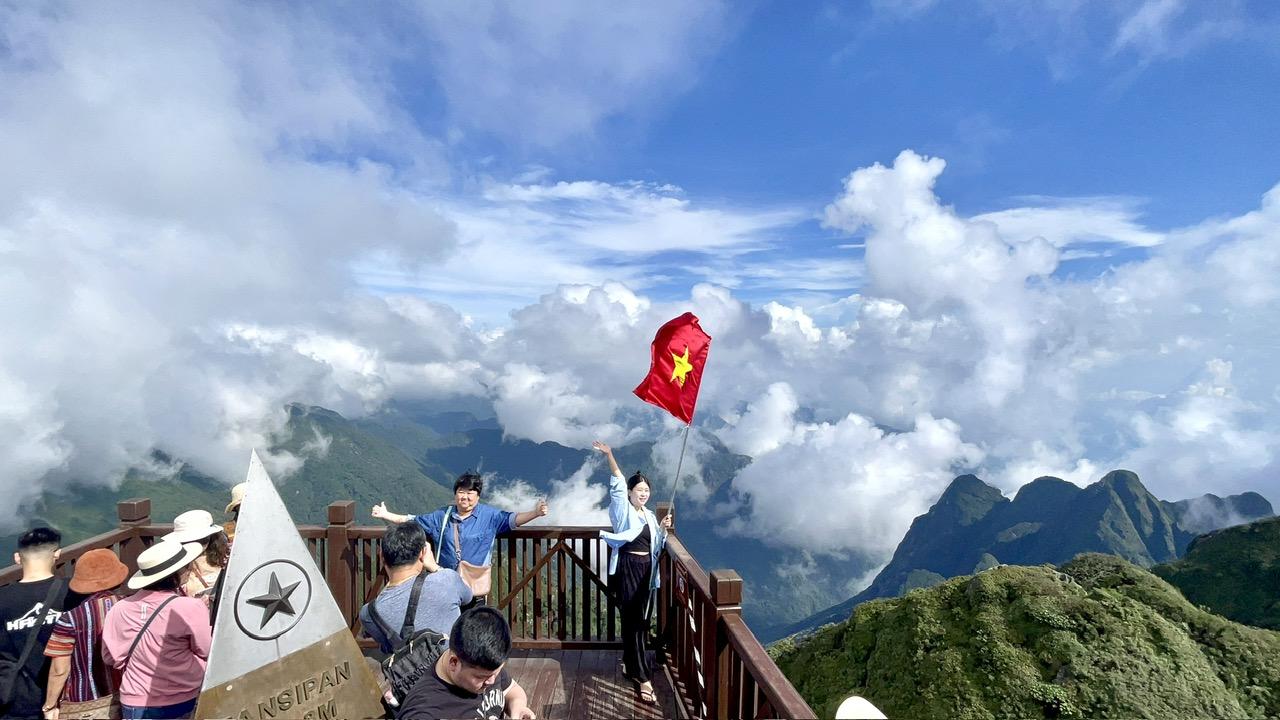 Ngỡ ng&agrave;ng trước vẻ đẹp tựa tranh vẽ của ruộng bậc thang Sa Pa - Ảnh 6.