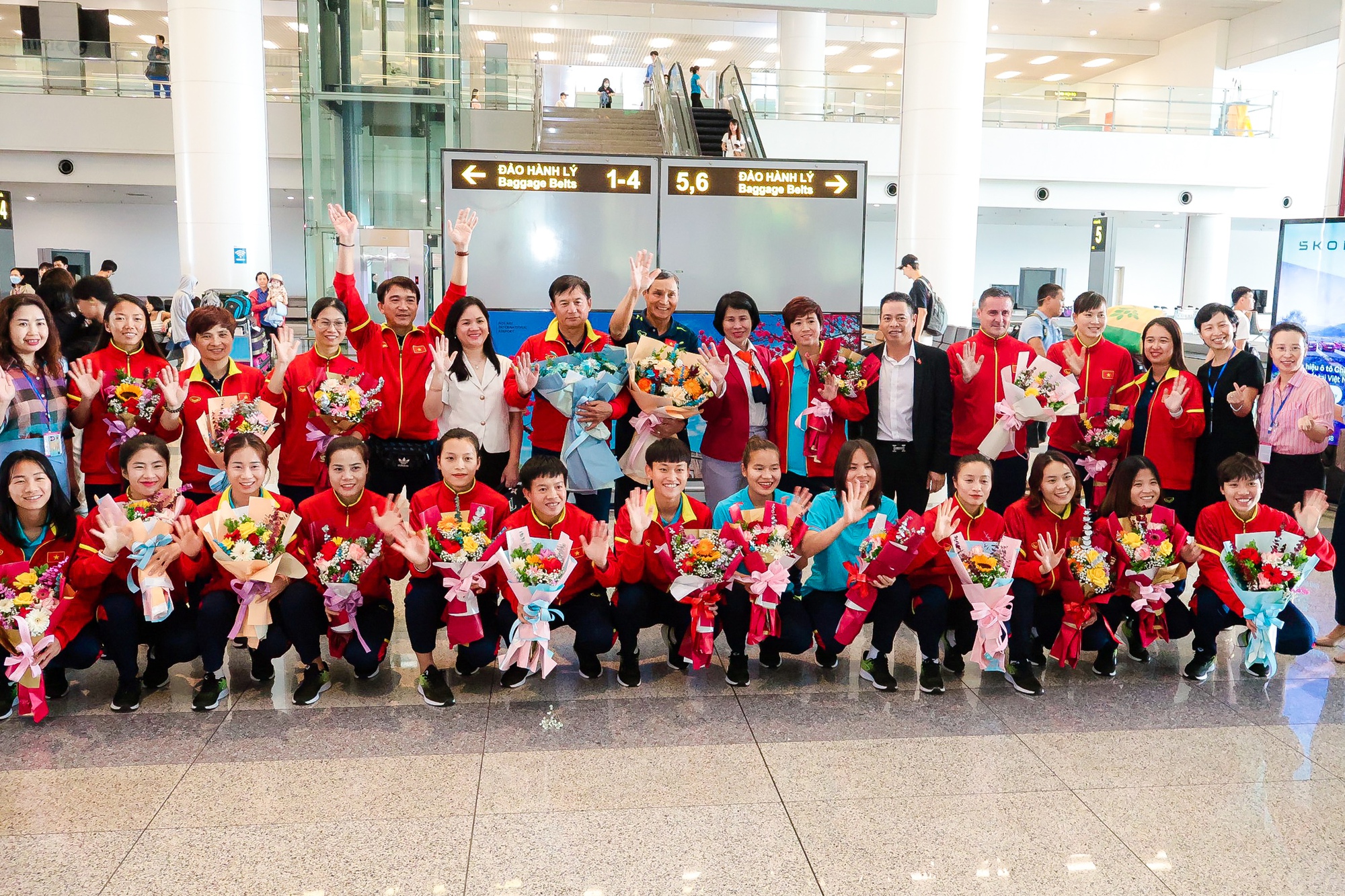 HLV Mai Đức Chung c&ugrave;ng nữ tuyển thủ rạng ngời trở về sau h&agrave;nh tr&igrave;nh World Cup lịch sử - Ảnh 15.