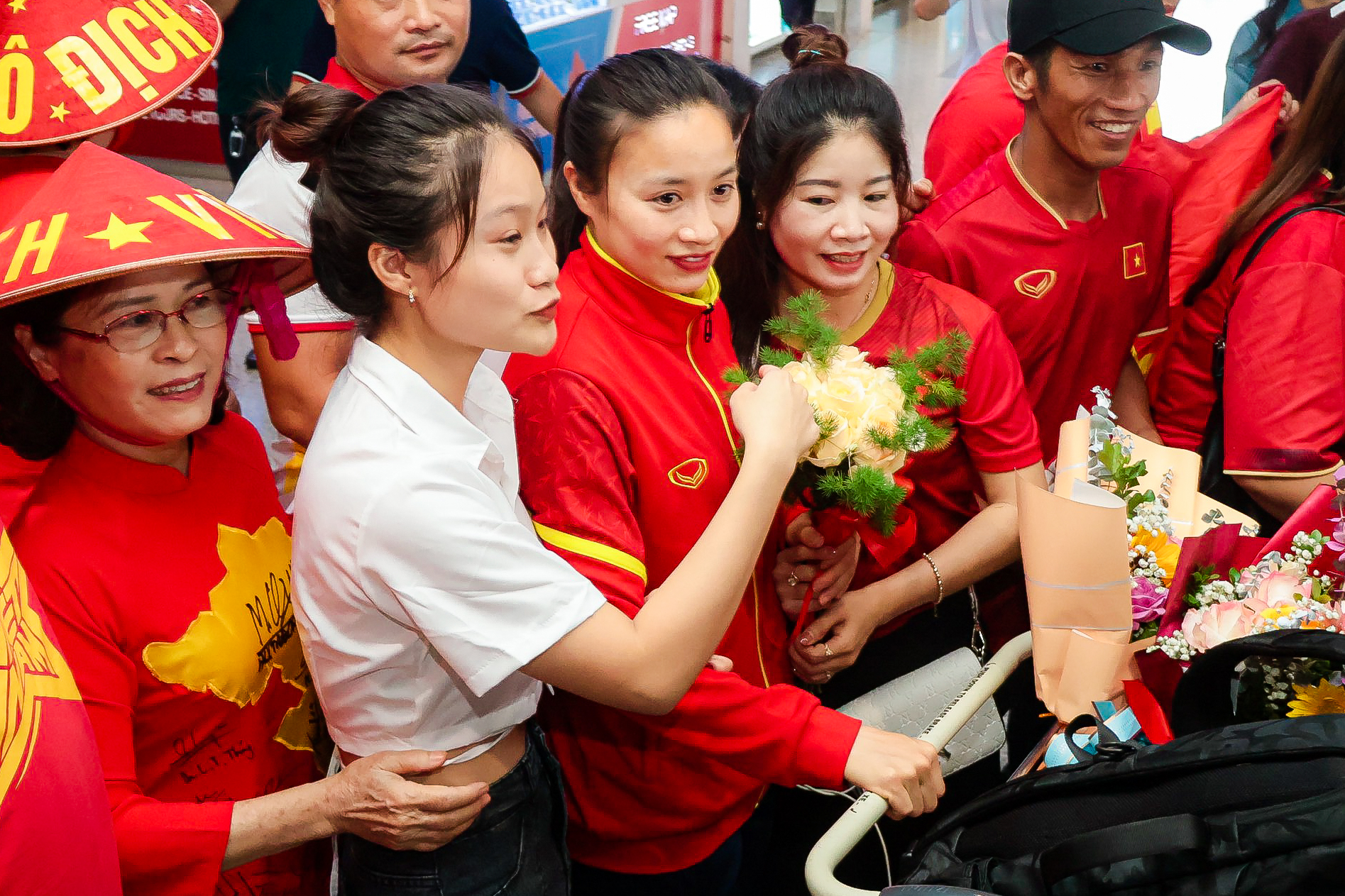 HLV Mai Đức Chung c&ugrave;ng nữ tuyển thủ rạng ngời trở về sau h&agrave;nh tr&igrave;nh World Cup lịch sử - Ảnh 13.