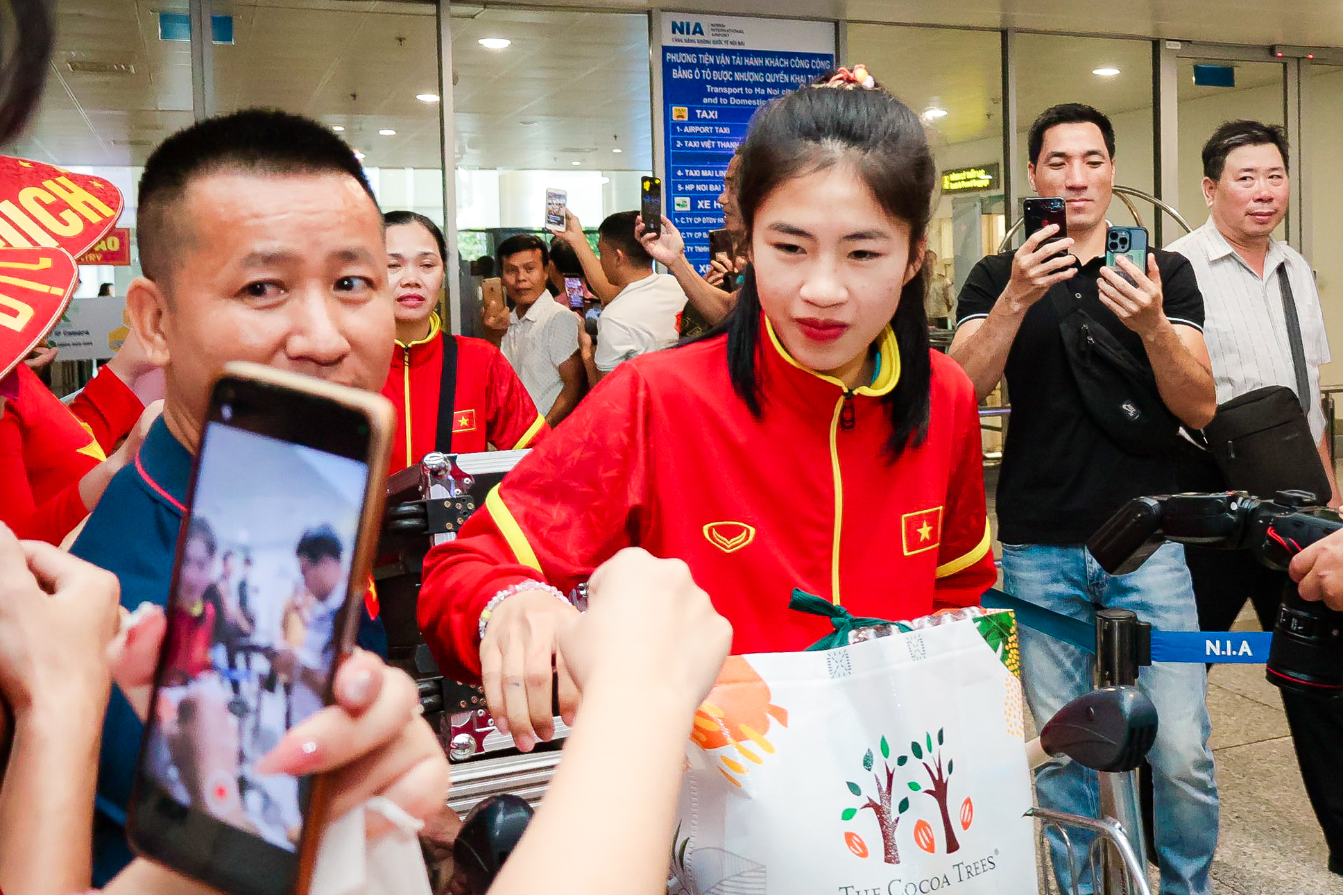 HLV Mai Đức Chung c&ugrave;ng nữ tuyển thủ rạng ngời trở về sau h&agrave;nh tr&igrave;nh World Cup lịch sử - Ảnh 12.