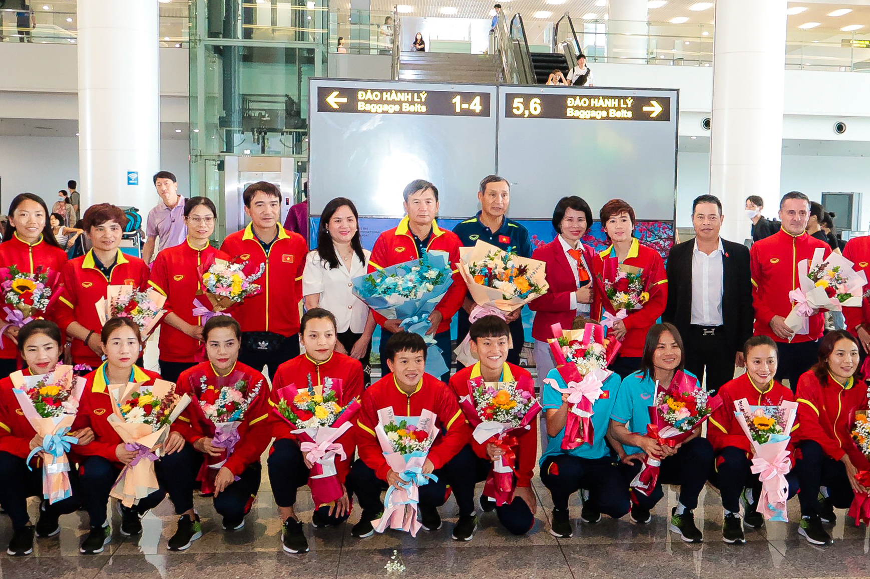 HLV Mai Đức Chung c&ugrave;ng nữ tuyển thủ rạng ngời trở về sau h&agrave;nh tr&igrave;nh World Cup lịch sử - Ảnh 14.