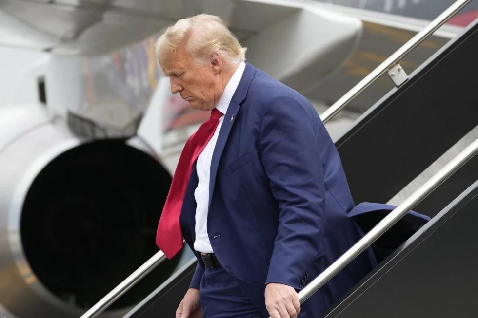Ông Trump đối diện 4 tội danh, tội nghiêm trọng nhất tối đa 20 năm tù - Ảnh 1.