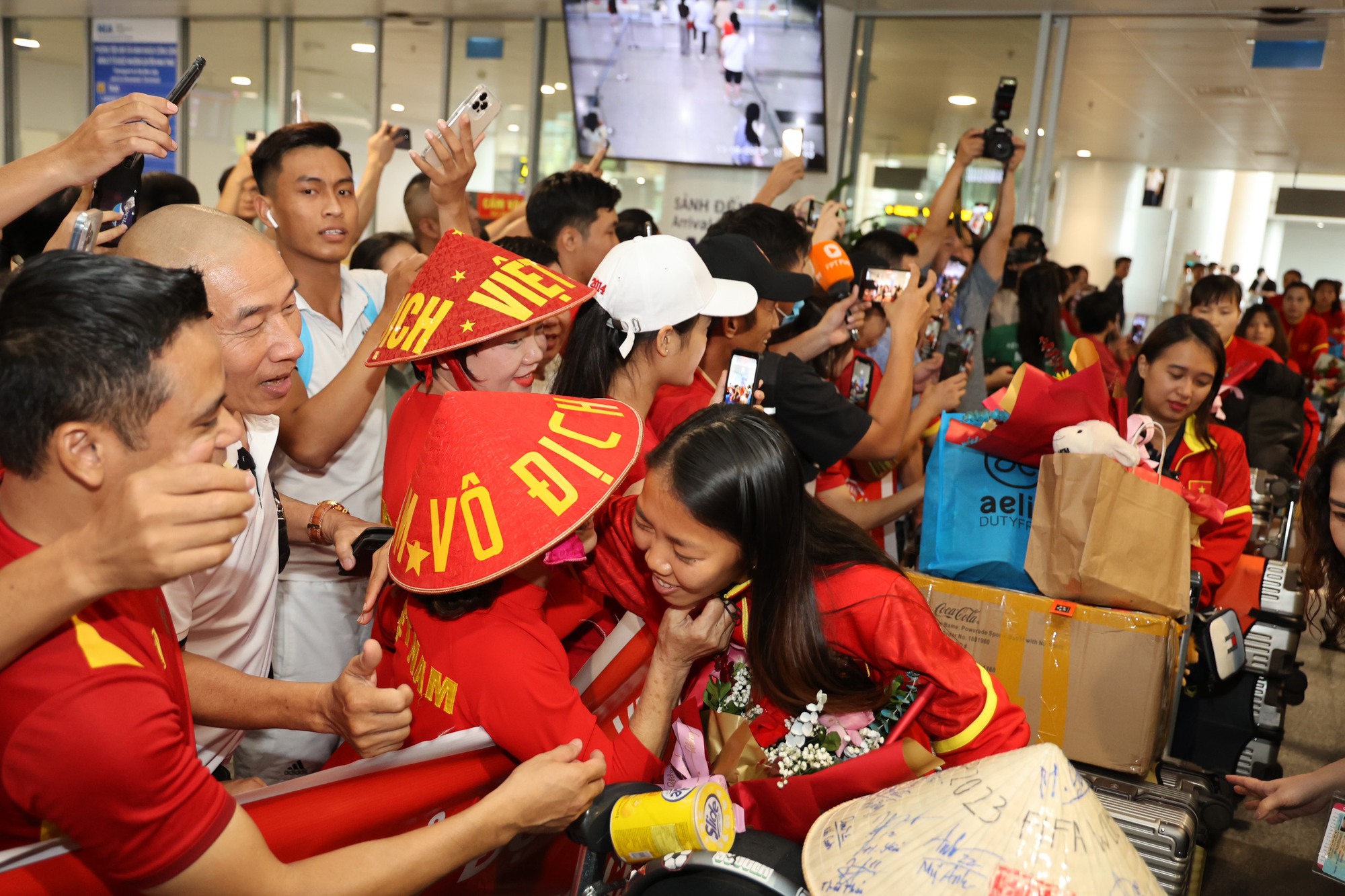 HLV Mai Đức Chung c&ugrave;ng nữ tuyển thủ rạng ngời trở về sau h&agrave;nh tr&igrave;nh World Cup lịch sử - Ảnh 7.