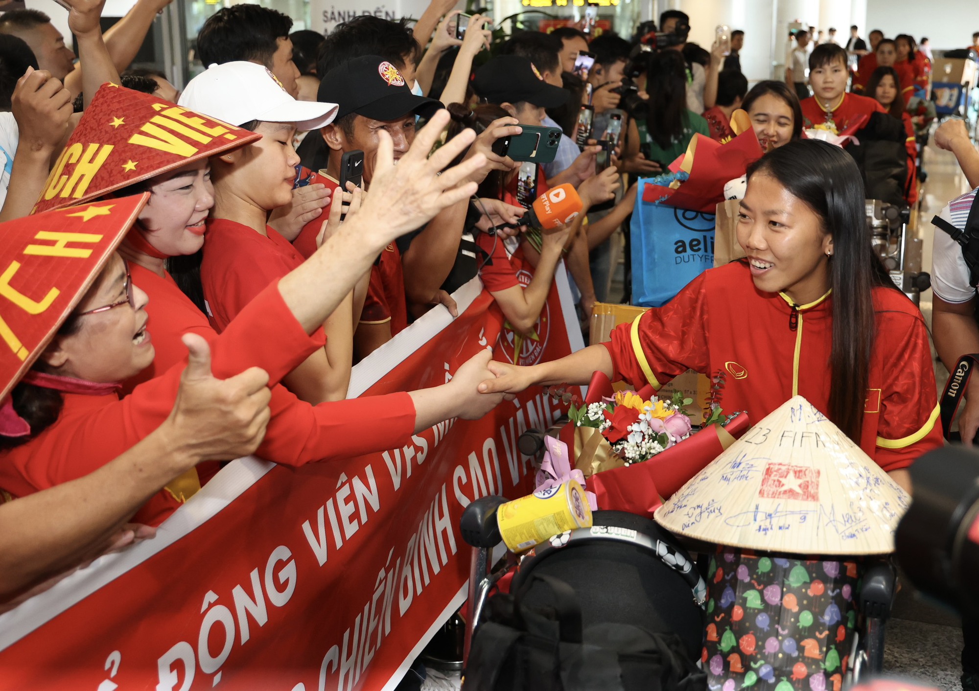 HLV Mai Đức Chung c&ugrave;ng nữ tuyển thủ rạng ngời trở về sau h&agrave;nh tr&igrave;nh World Cup lịch sử - Ảnh 8.