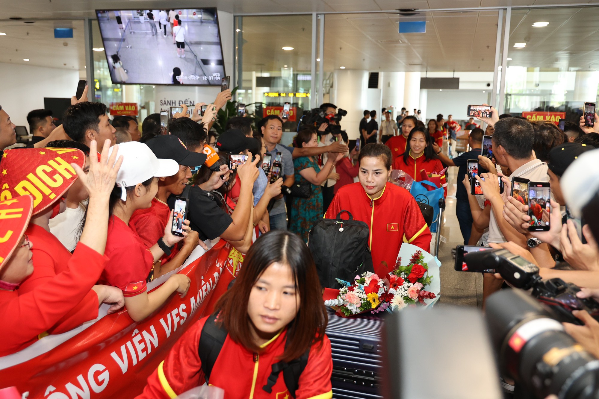 HLV Mai Đức Chung c&ugrave;ng nữ tuyển thủ rạng ngời trở về sau h&agrave;nh tr&igrave;nh World Cup lịch sử - Ảnh 5.