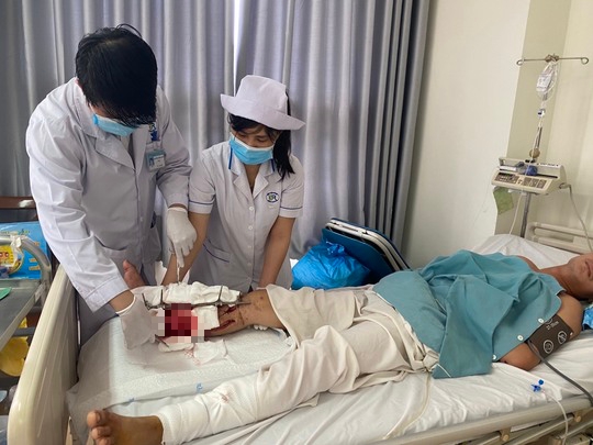 Nối lại bàn chân gần đứt cho nam thanh niên trong thời gian vàng