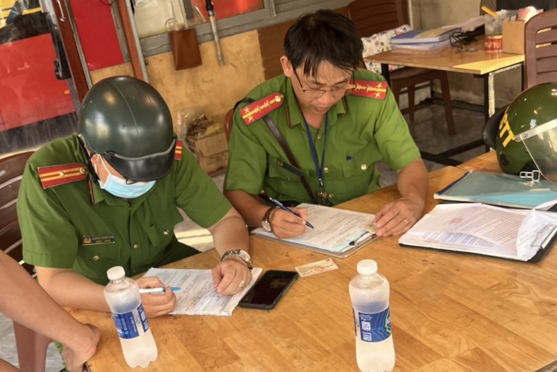 C&ocirc;ng an kiểm tra xe d&ugrave;, bến c&oacute;c sau phản &aacute;nh của B&aacute;o Người Lao Động - Ảnh 1.