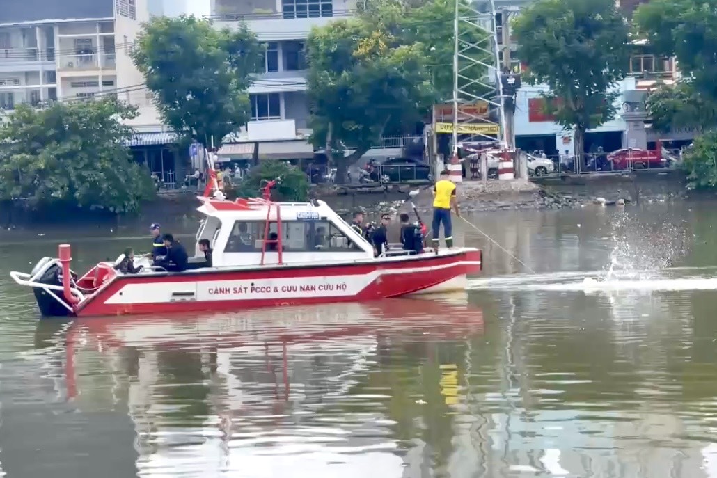 TP HCM: Tìm thấy nạn nhân chưa rõ danh tính rơi xuống kênh Tẻ