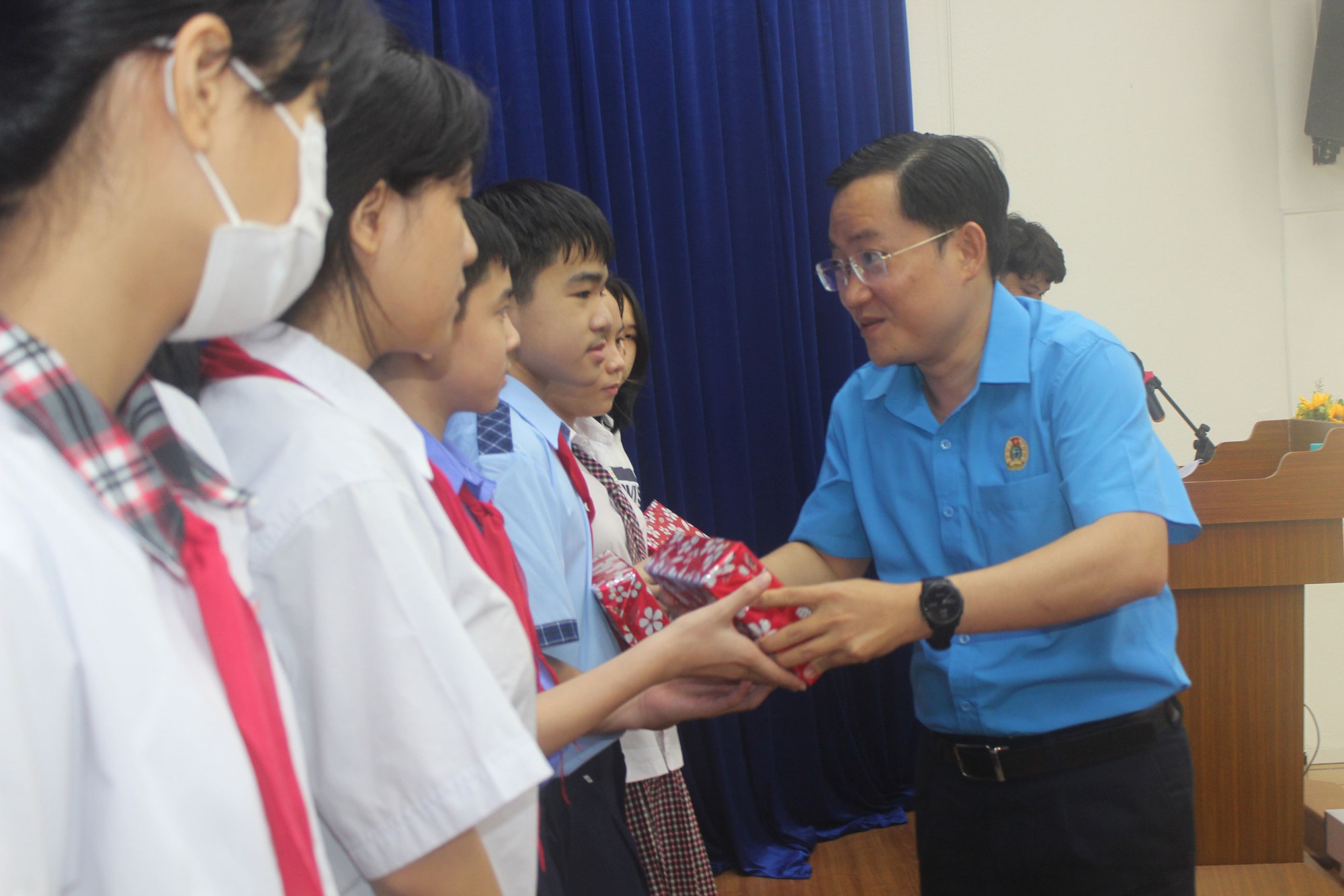 Tặng học bổng cho con CNVC-LĐ khó khăn