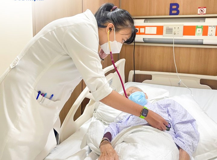Cụ bà 80 tuổi sốt hơn 10 ngày sau khi quét vườn chôm chôm