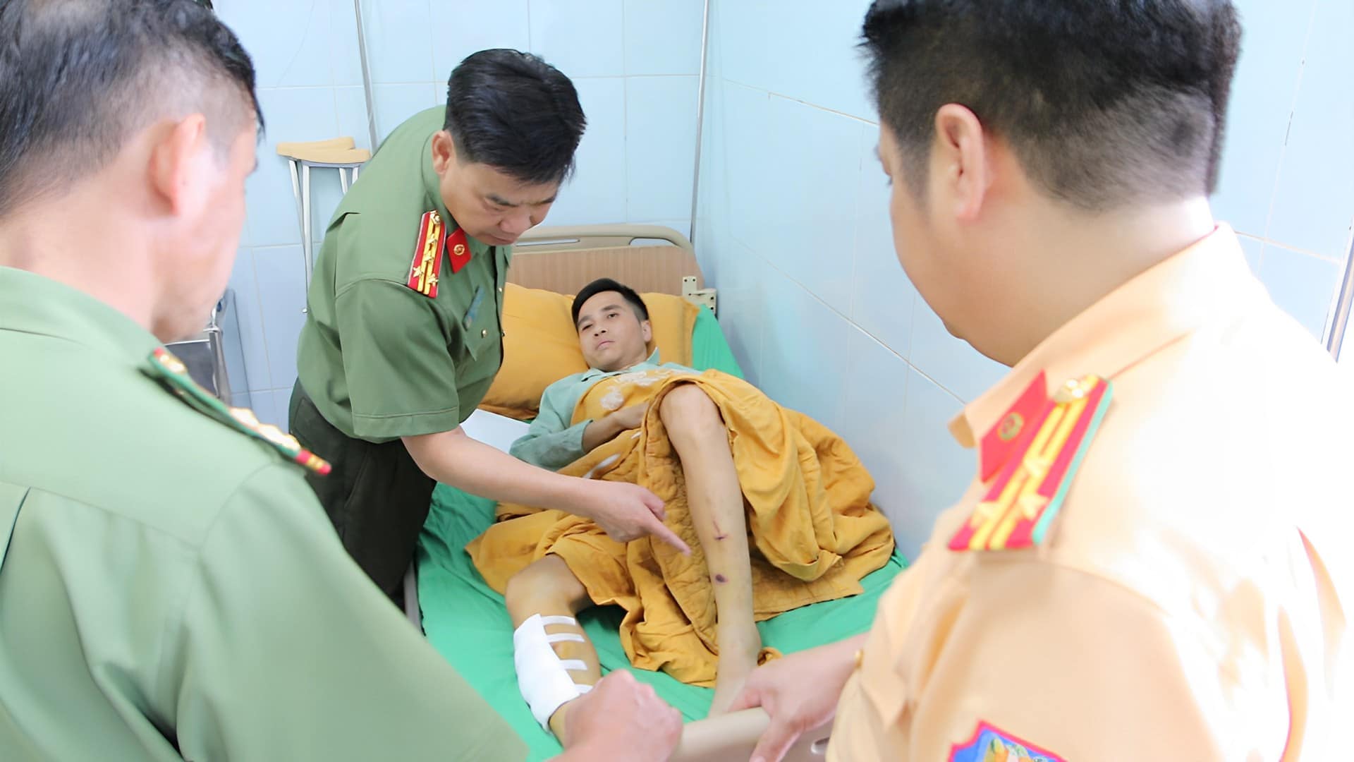 Tông thẳng xe máy vào người làm đại úy công an gãy chân, vỡ xương gò má