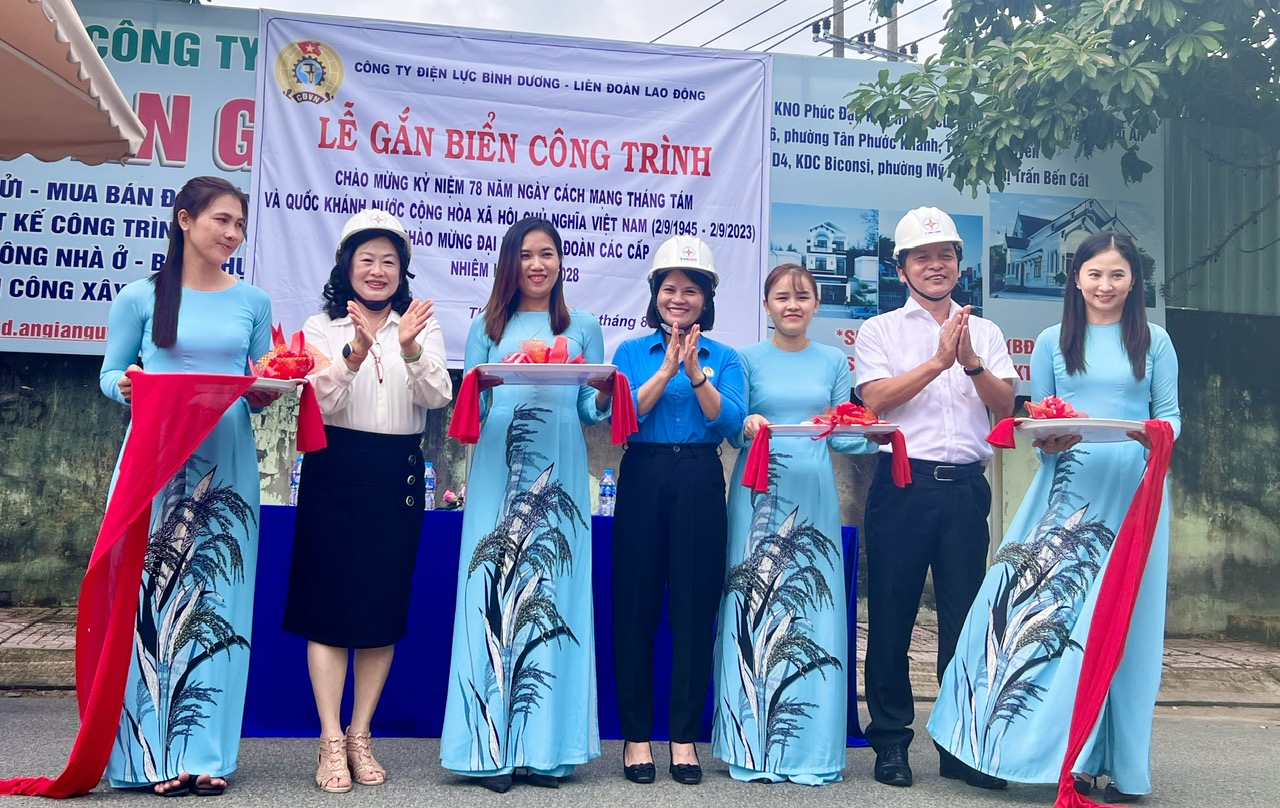 Gắn biển c&ocirc;ng tr&igrave;nh hơn 5,6 tỉ đồng ch&agrave;o mừng Đại hội C&ocirc;ng đo&agrave;n B&igrave;nh Dương - Ảnh 1.