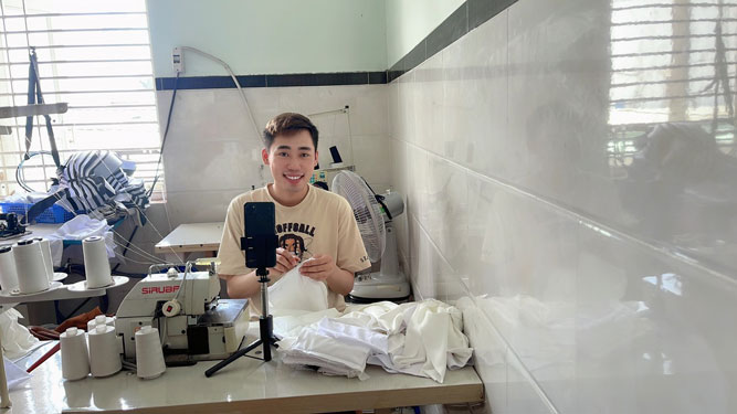 Công nhân "tăng ca" thời 4.0