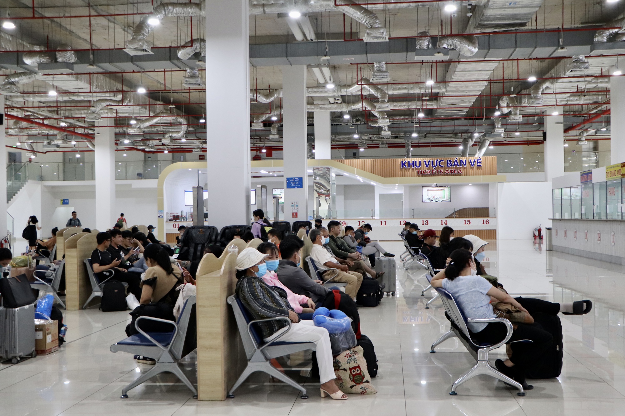 Hình ảnh trái ngược giữa Bến xe Miền Đông mới và Bến xe Miền Tây chiều tối 31-8 - Ảnh 2.