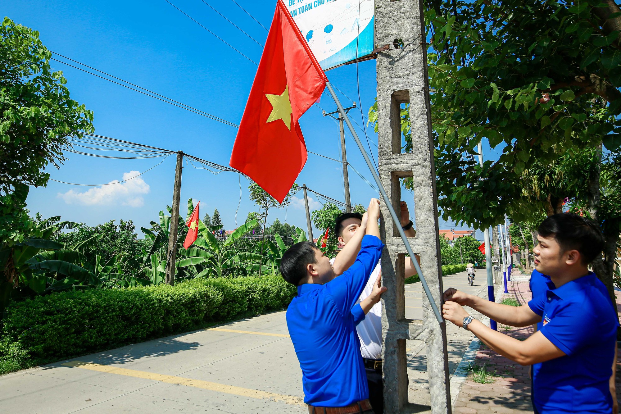 B&aacute;o Người Lao Động tặng 5.000 l&aacute; cờ Tổ quốc cho Tỉnh Đo&agrave;n Hưng Y&ecirc;n - Ảnh 4.