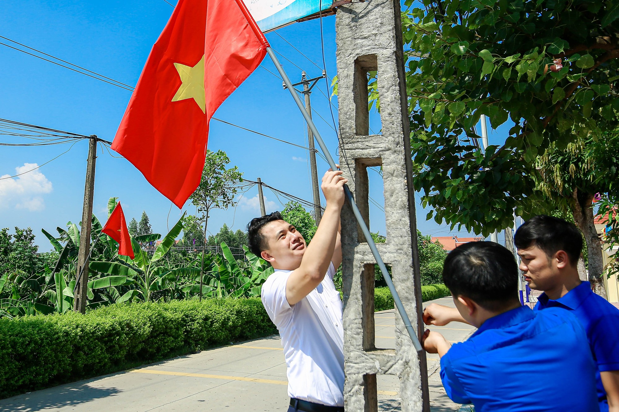 B&aacute;o Người Lao Động tặng 5.000 l&aacute; cờ Tổ quốc cho Tỉnh Đo&agrave;n Hưng Y&ecirc;n - Ảnh 5.