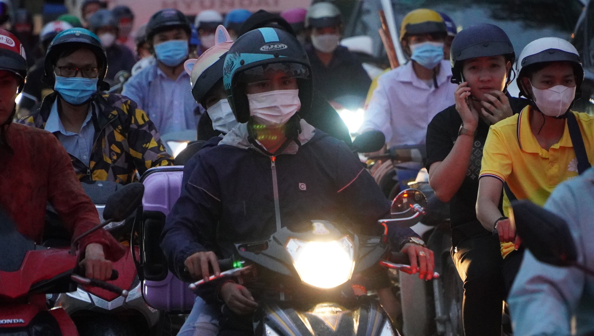 Cửa ng&otilde; ph&iacute;a T&acirc;y TP HCM ken cứng, phương tiện nh&iacute;ch từng ch&uacute;t - Ảnh 7.