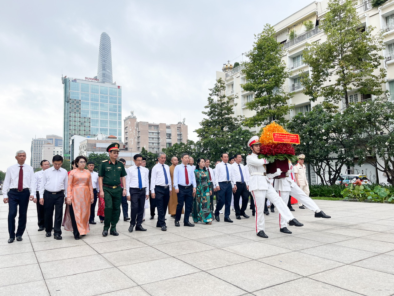 Lãnh đạo TP HCM dâng hoa, dâng hương tưởng niệm Chủ tịch Hồ Chí Minh - Ảnh 2.