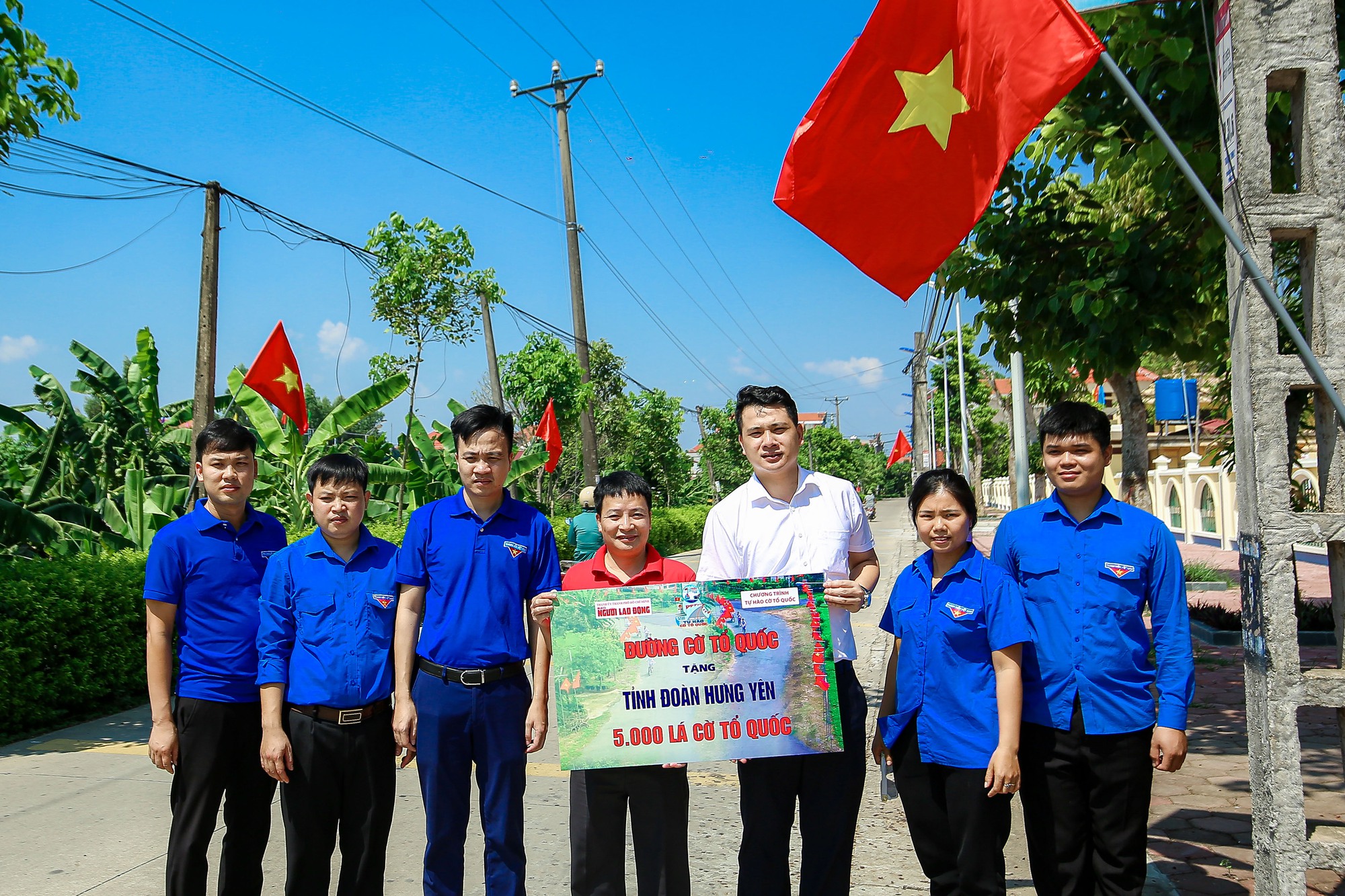 Báo Người Lao Động tặng tuổi trẻ Hưng Yên 5.000 lá cờ Tổ quốc