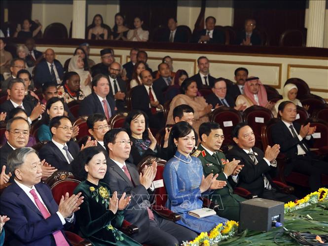 Chủ tịch nước V&otilde; Văn Thưởng v&agrave; Phu nh&acirc;n chủ tr&igrave; Chương tr&igrave;nh kỷ niệm Quốc kh&aacute;nh 2-9 - Ảnh 5.