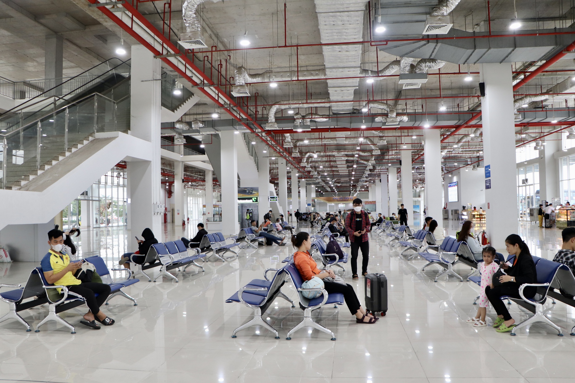 Hình ảnh trái ngược giữa Bến xe Miền Đông mới và Bến xe Miền Tây chiều tối 31-8 - Ảnh 1.