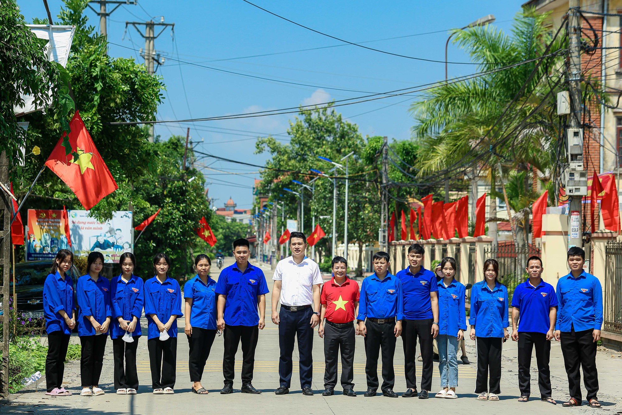 B&aacute;o Người Lao Động tặng 5.000 l&aacute; cờ Tổ quốc cho Tỉnh Đo&agrave;n Hưng Y&ecirc;n - Ảnh 9.
