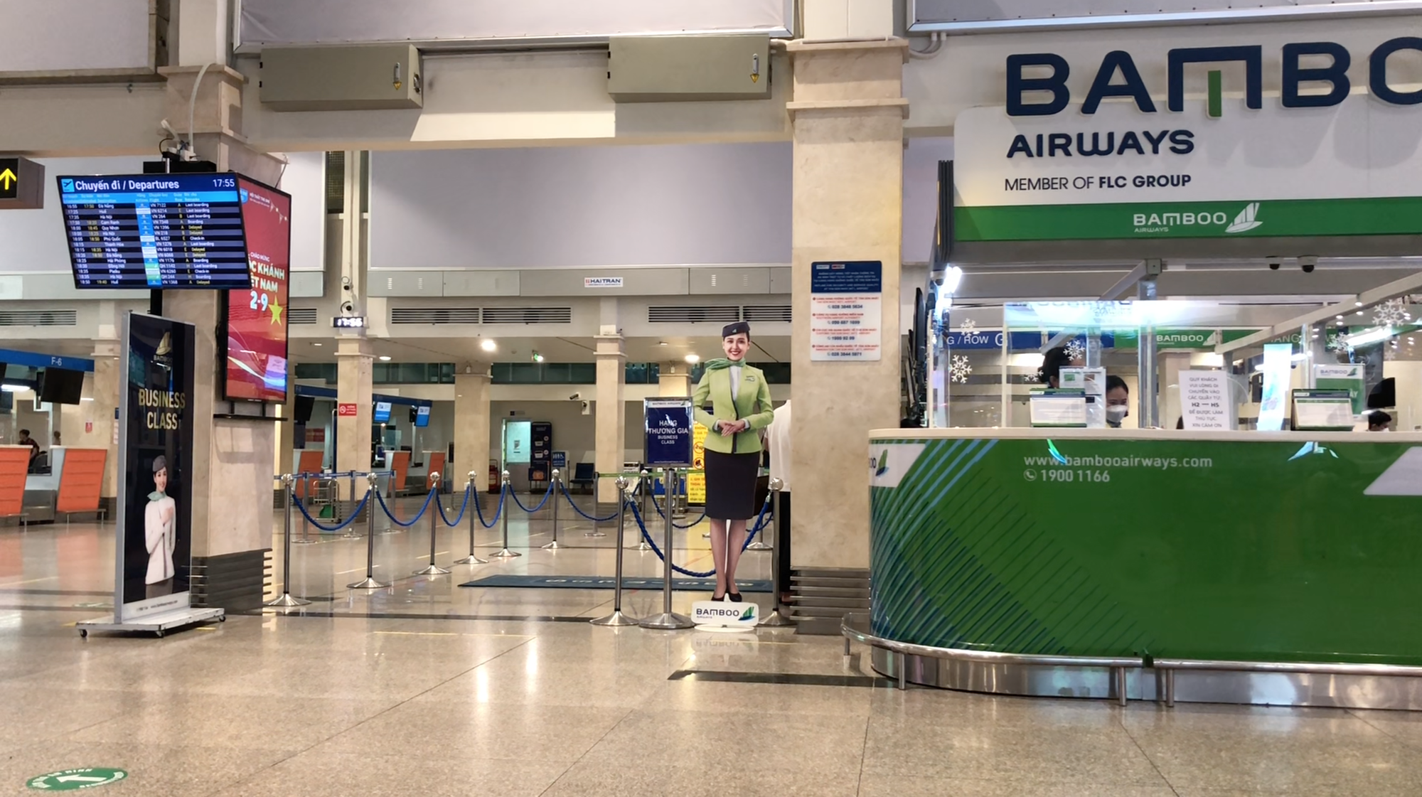 TP HCM: Cửa ngõ tấp nập, sân bay thưa thớt trong tối 31-8 - Ảnh 7.