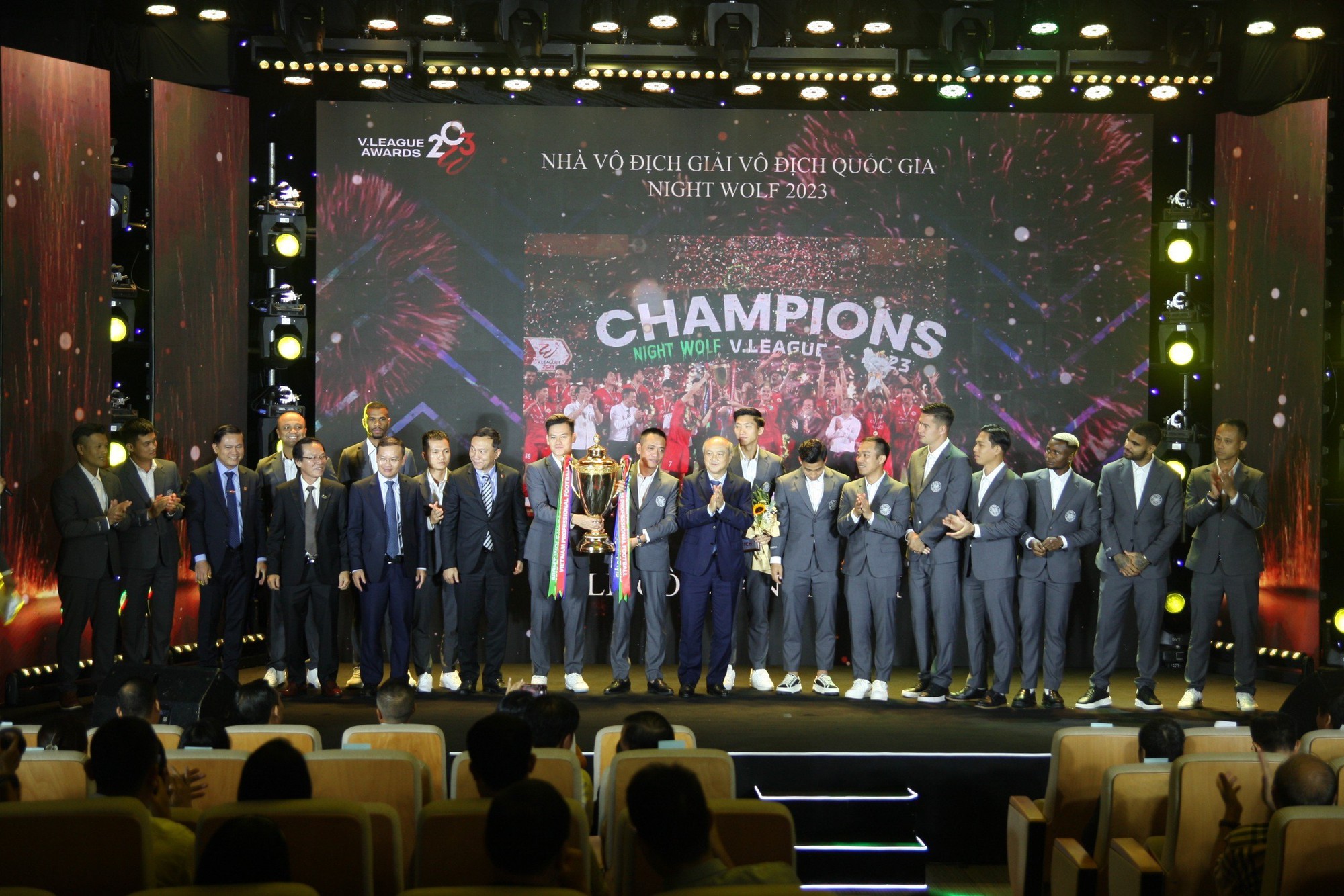 Hoàng Đức - Cầu thủ xuất sắc nhất V-League 2023 - Ảnh 5.
