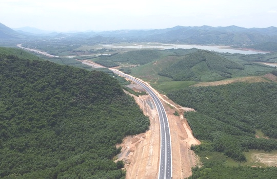 Cận cảnh tuyến cao tốc cuối c&ugrave;ng qua Thanh H&oacute;a trước giờ G th&ocirc;ng xe ng&agrave;y 1-9 - Ảnh 2.