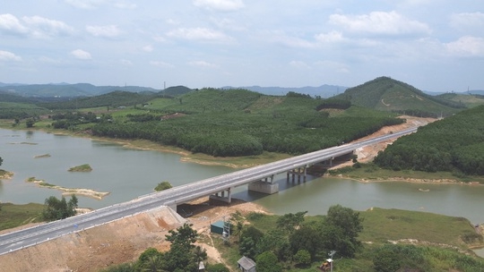 Cận cảnh tuyến cao tốc cuối c&ugrave;ng qua Thanh H&oacute;a trước giờ G th&ocirc;ng xe ng&agrave;y 1-9 - Ảnh 19.